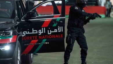 صورة شرطي بتازة يستعمل سلاحه الوظيفي لتوقيف شخص عرّض أمن المواطنين للخطر