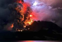 صورة ثوران بركاني في إندونيسيا يطلق أعلى مستوى من الإنذار