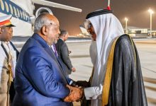 صورة رئيس جمهورية جيبوتي يصل إلى مملكة البحرين للمشاركة في القمة العربية الثالثة والثلاثين