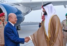 صورة رئيس مجلس القيادة الرئاسي في الجمهورية اليمنية يصل إلى مملكة البحرين للمشاركة في القمة العربية الثالثة والثلاثين