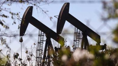 صورة النفط يتراجع لليوم الثالث في ظل تخمة المخزونات الأمريكية