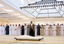 صورة رئيس الدولة وحاكم رأس الخيمة والشيوخ يؤدون صلاة الجنازة على جثمان طحنون بن محمد
