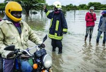 صورة كينيا وتنزانيا في حالة تأهب مع اقتراب إعصار وسط فيضانات مدمرة