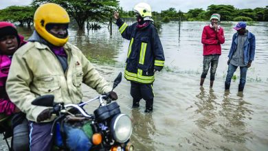 صورة كينيا وتنزانيا في حالة تأهب مع اقتراب إعصار وسط فيضانات مدمرة
