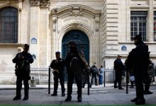 صورة الشرطة الفرنسية تخلي قاعة في جامعة السوربون احتلها محتجون مؤيدون لغزة