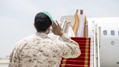 صورة ذياب بن محمد بن زايد ينقل تعازي رئيس الدولة إلى ملك البحرين في وفاة عبد الله بن سلمان