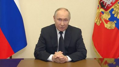 صورة بوتين يقيل وزير الدفاع الروسى شويغو ويعين نائبا سابقا لرئيس الوزراء خلفا له