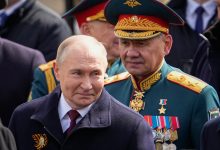 صورة بوتين يقيل وزير دفاعه ويعيّن مدنياً بديلاً له