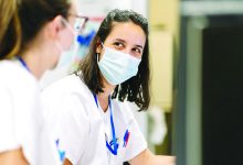 صورة انضمام دفعة من الممرضين والممرضات المواطنين إلى «دبي الصحية»