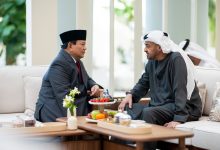 صورة رئيس الدولة يبحث علاقات التعاون مع وزير الدفاع الإندونيسي ويمنحه “وسام زايد”