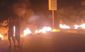 صورة صور.. مواطنون غاضبون يضرمون النار في شوارع عدن وأمن العاصمة تحذر من الإعتداء على المصالح العامة والخاصة