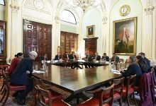صورة رئيس الوزراء يناقش في لندن مع مسؤولي المنظمات الدولية فتح مكاتبها بعدن وتحويل المساعدات عبر البنك المركزي