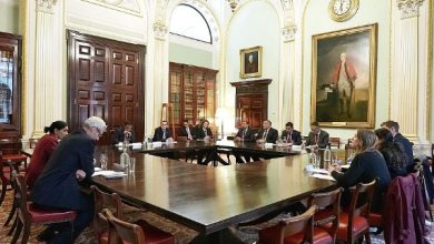 صورة رئيس الوزراء يناقش في لندن مع مسؤولي المنظمات الدولية فتح مكاتبها بعدن وتحويل المساعدات عبر البنك المركزي