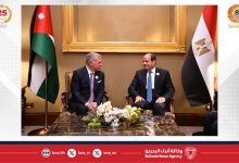 صورة الرئيس المصري يلتقي العاهل الأردني على هامش القمة العربية بالمنامة