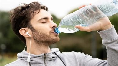 صورة طبيب يحذر من خطر الشرب في الزجاجات البلاستيكية خلال الصيف