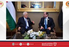 صورة الرئيس المصري يلتقي نظيره الفلسطيني على هامش أعمال القمة العربية بالمنامة