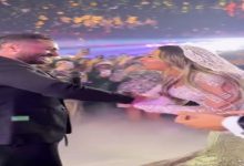 صورة تفاعلت معه بالرقص.. تامر حسني يغني في حفل زفاف لينا الطهطاوي (صور وفيديو)