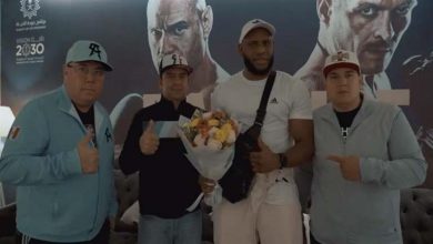 صورة وصول الملاكم فرانك سانشيز إلى الرياض للمشاركة في نزال “حلبة النار”