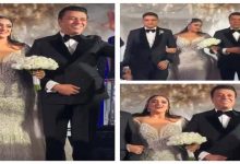 صورة بالصور- تأثر الفنان مصطفى كامل في حفل زفاف ابنته