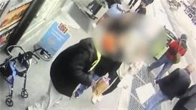 صورة أصاب الجميع بالذعر.. رجل يهاجم امرأة ويطعنها بسكين في صدرها (فيديو)
