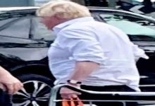 صورة واقعة نادرة.. رئيس الوزراء البريطاني السابق يتسوق من متجر شعبي ويستقل سيارة نقل عام