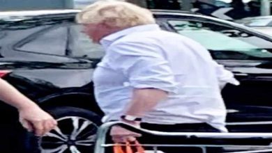 صورة واقعة نادرة.. رئيس الوزراء البريطاني السابق يتسوق من متجر شعبي ويستقل سيارة نقل عام