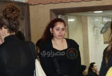 صورة وسط غياب نجوم الفن.. انهيار ريم أحمد في عزاء والدتها بالحامدية الشاذلية