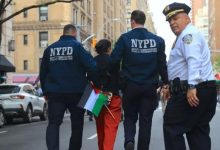 صورة القبض على متظاهرين داعمين للقضية الفلسطينية خارج حفل “ميت جالا” في نيويورك