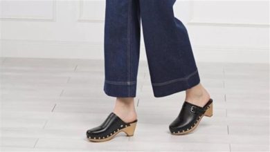 صورة عودة أيقونة التسعينيات بقوة.. حذاء الـ”كلوج” يتربع على عرش الموضة