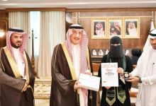 صورة أمير جازان يكرّم الطالبة ملك لحصولها على الميدالية البرونزية بجنيف  أخبار السعودية