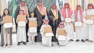 صورة أمير حائل يكرم عدداً من الطلاب الحاصلين على الجائزة الوطنية بمبادرة «منافس»  أخبار السعودية