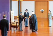 صورة سفير خادم الحرمين الشريفين لدى طوكيو يسلم أوراق اعتماده لإمبراطور اليابان  أخبار السعودية