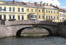 صورة مقتل عدة أشخاص إثر سقوط حافلة في نهر في سان بطرسبرج