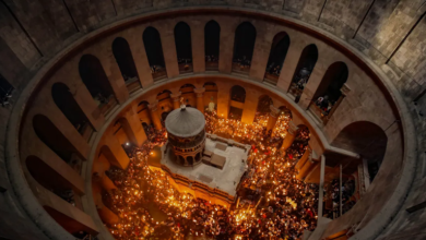 صورة الكنائس المسيحية في بيت لحم تحيي “سبت النور” بالشعائر الدينية