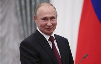 صورة بوتين يؤدي اليمين الدستورية رئيساً لروسيا.. لولاية خامسة