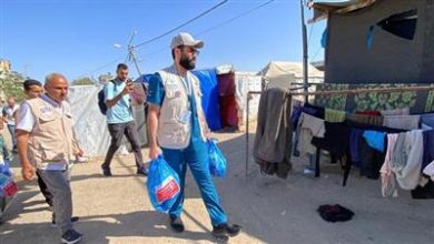 صورة الفريق الطبي الكويتي يوزع مساعدات صحية وغذائية في غزة