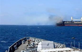 صورة الحوثيون يستهدفون سفينتين للاحتلال في خليج عدن