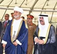 صورة سمو الأمير يقيم مأدبة عشاء على شرف أخيه سلطان سلطنة عمان والوفد المرافق