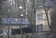 صورة السويد تطوق منطقة سفارة الاحتلال بعد الاشتباه في إطلاق نار