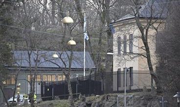 صورة السويد تطوق منطقة سفارة الاحتلال بعد الاشتباه في إطلاق نار