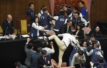 صورة بسبب الإصلاحات.. شجار بالأيدي في برلمان تايوان
