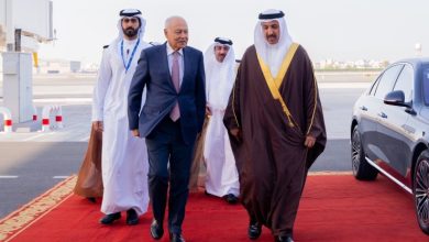 صورة الأمين العام لجامعة الدول العربية يصل إلى مملكة البحرين للمشاركة في أعمال القمة العربية الثالثة والثلاثين