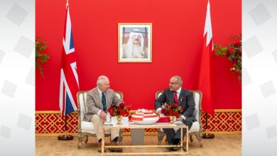 صورة مملكة البحرين حريصة على تعزيز روابط الصداقة والعلاقات الراسخة مع المملكة المتحدة في شتى المجالات بما فيها رياضة الفروسية وسباقات الخيل
