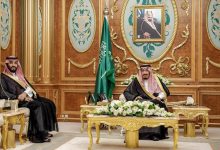 صورة ولي العهد السعودي يطمئن الحكومة على صحة الملك