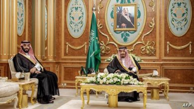 صورة ولي العهد السعودي يطمئن الحكومة على صحة الملك