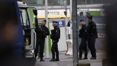 صورة إصابة ضابطي شرطة بإطلاق نار داخل مركز للشرطة في باريس
