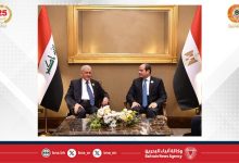 صورة الرئيس المصري يلتقي نظيره العراقي على هامش أعمال القمة العربية بالمنامة 