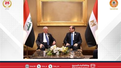 صورة الرئيس المصري يلتقي نظيره العراقي على هامش أعمال القمة العربية بالمنامة 