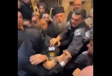 صورة قوات الاحتلال تعتقل حارس القنصل اليوناني من كنيسة القيامة خلال الاحتفال بـ «سبت النور» بالقدس