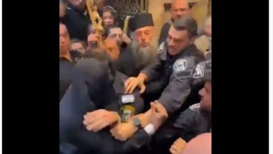 صورة قوات الاحتلال تعتقل حارس القنصل اليوناني من كنيسة القيامة خلال الاحتفال بـ «سبت النور» بالقدس